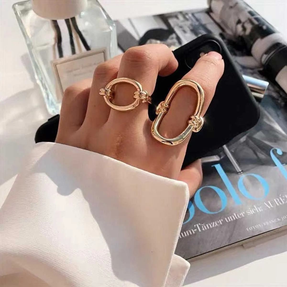 Open Oval Ring in 18K Gold