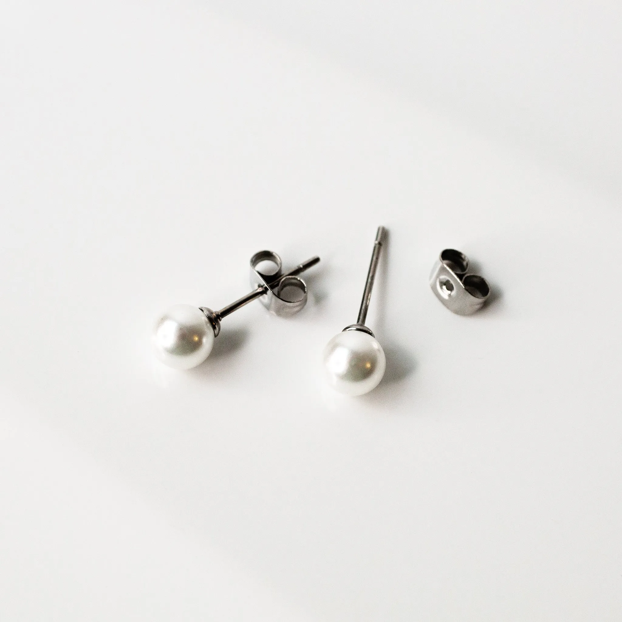 Priya Minimal Pearl Stud Earrings