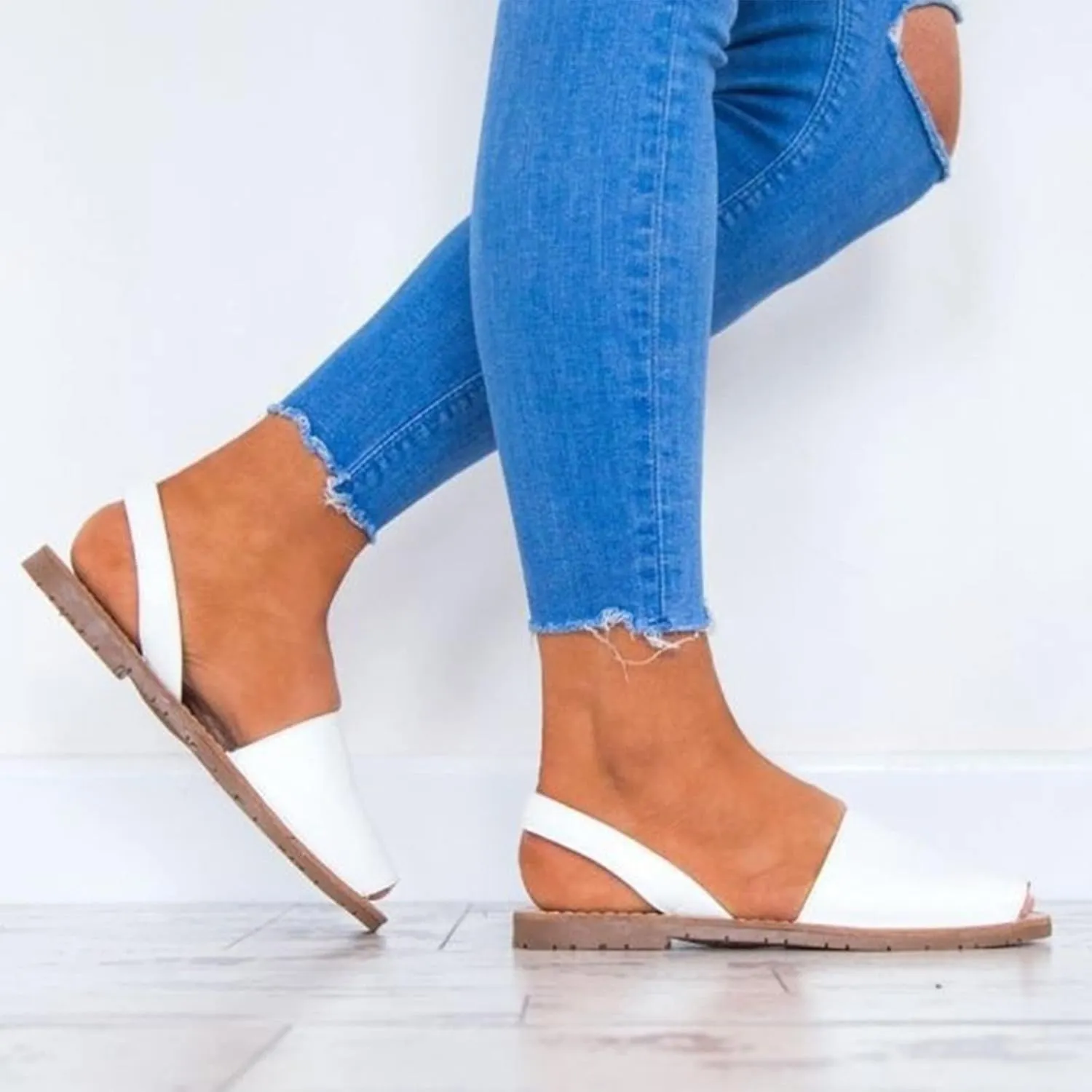 Women Flat Slip on Sandals Summer Casual Fish Mouth Open Toe Elastic Straps Sandals Solid Color Lightweight Comfortable Outdoor Ladies Shoes