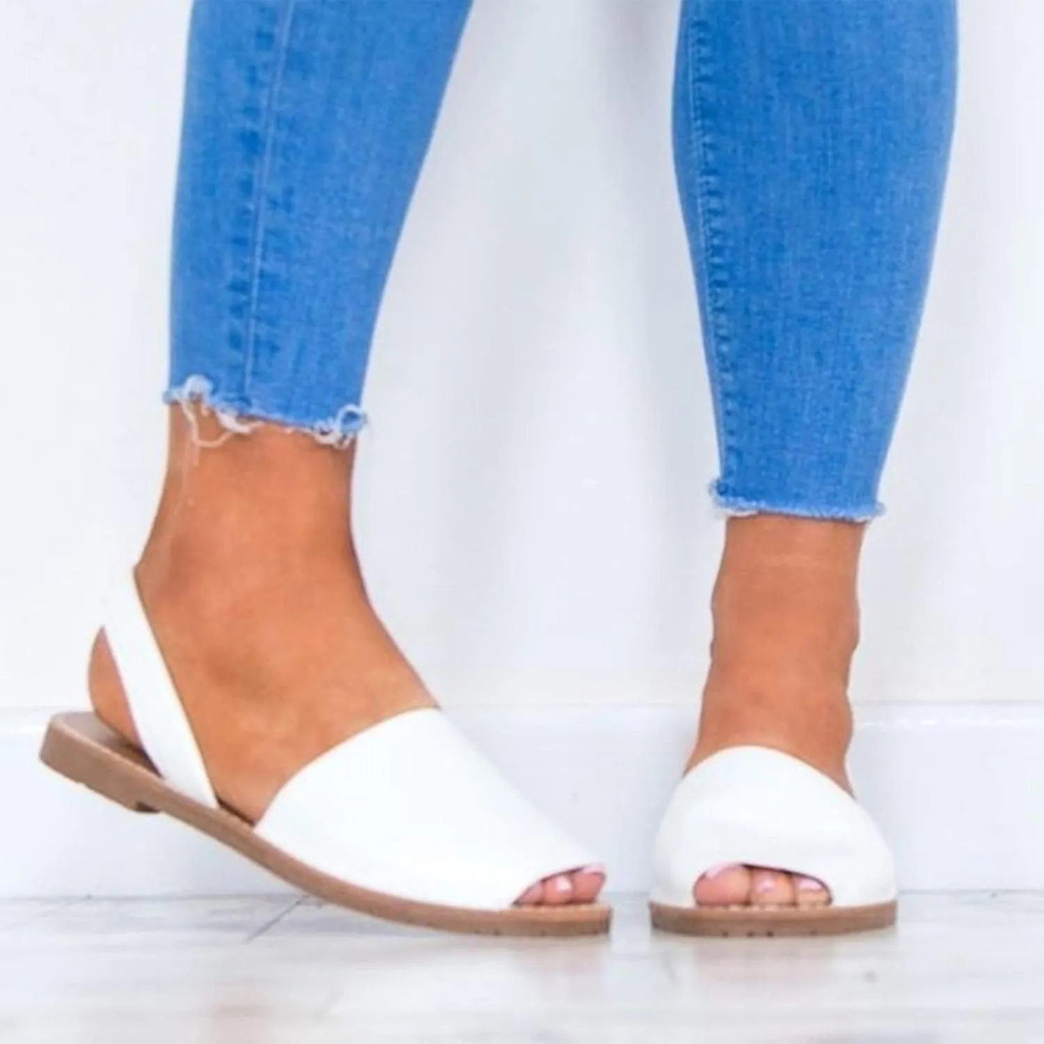 Women Flat Slip on Sandals Summer Casual Fish Mouth Open Toe Elastic Straps Sandals Solid Color Lightweight Comfortable Outdoor Ladies Shoes