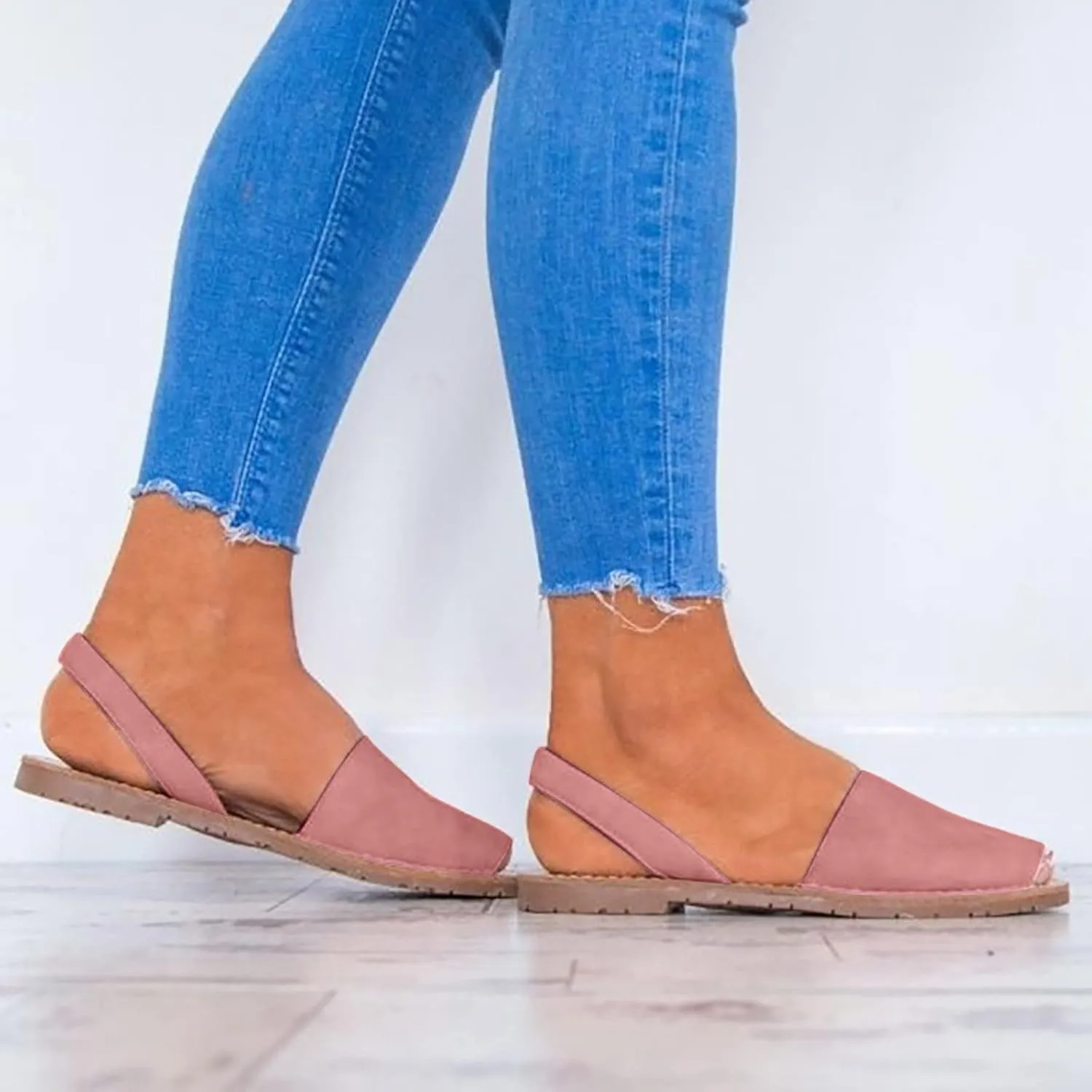 Women Flat Slip on Sandals Summer Casual Fish Mouth Open Toe Elastic Straps Sandals Solid Color Lightweight Comfortable Outdoor Ladies Shoes
